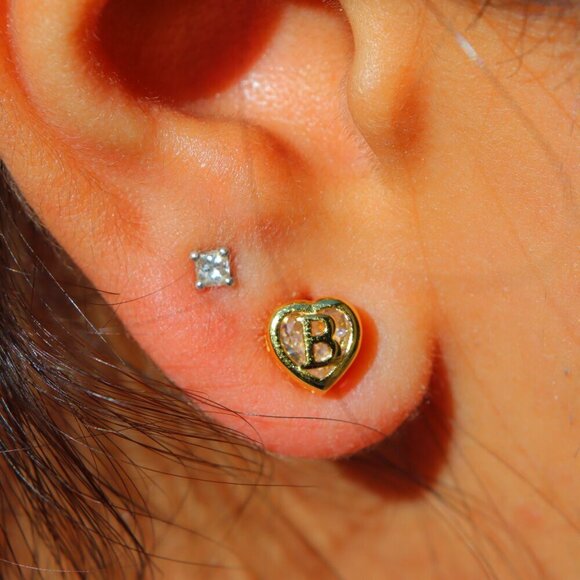 ▶ Gift 💝Heart Initial Stud Earrings for Women Teen Girls Mom Daughter, ELDM153G - Picture 1 of 14